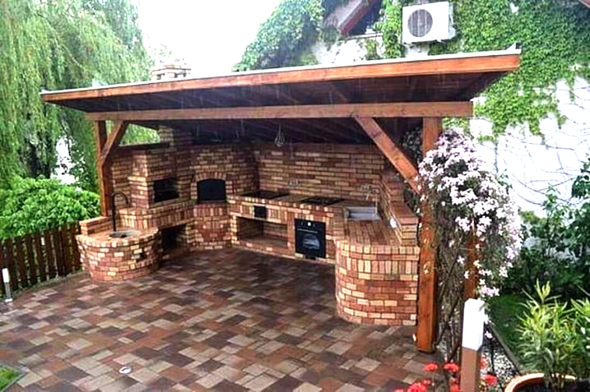 Будівництво під ключ у Миколаєві — зведення стаціонарної альтанки з цегляною піччю, навісом та зоною барбекю на приватній ділянці